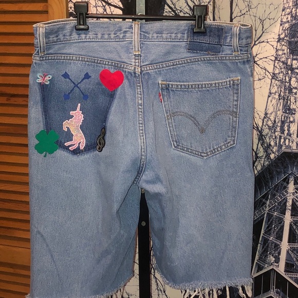 Graffiti Bridge Men’s Distressed Denim Shorts - Picture 6 of 8